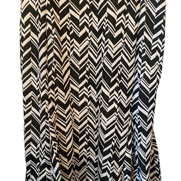 True Envy Black and White  Sleeveless Dress - Picture 6 of 12